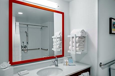 1 King Microwave/Fridge/Wet Bar Studio Suite