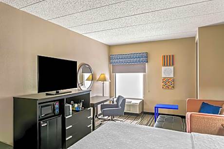 King Room with Roll-In Shower - Mobility and Hearing Access/Non-Smoking
