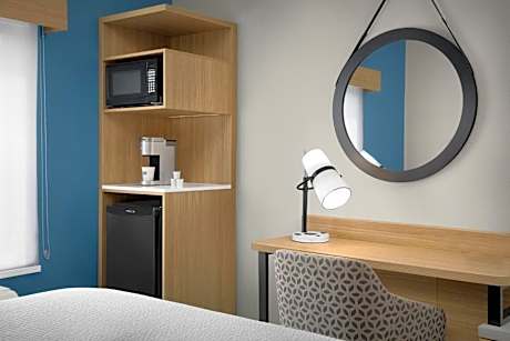 Standard Queen Room with Two Queen Beds and Mobility Accessible Tub