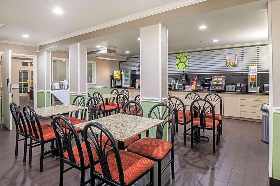 La Quinta Inn & Suites by Wyndham San Antonio Brooks City Base