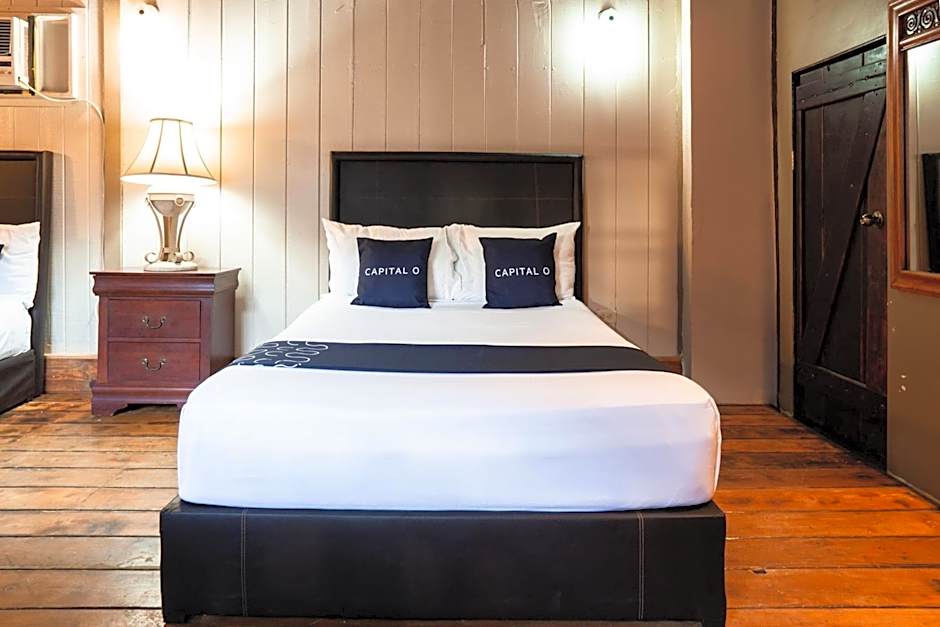 Capital O Hotel Villa Azura