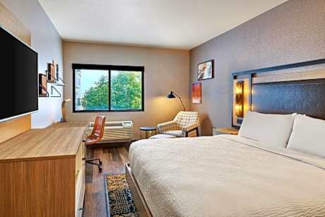 King Room with Adapted Tub - Mobility Accessible