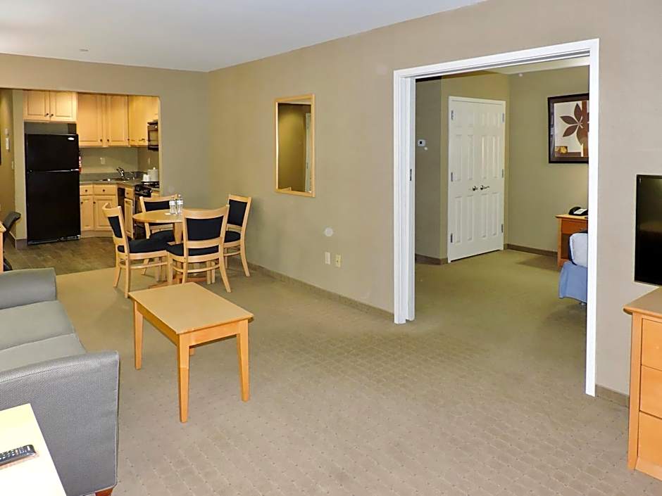 Marco LaGuardia Hotel & Suites