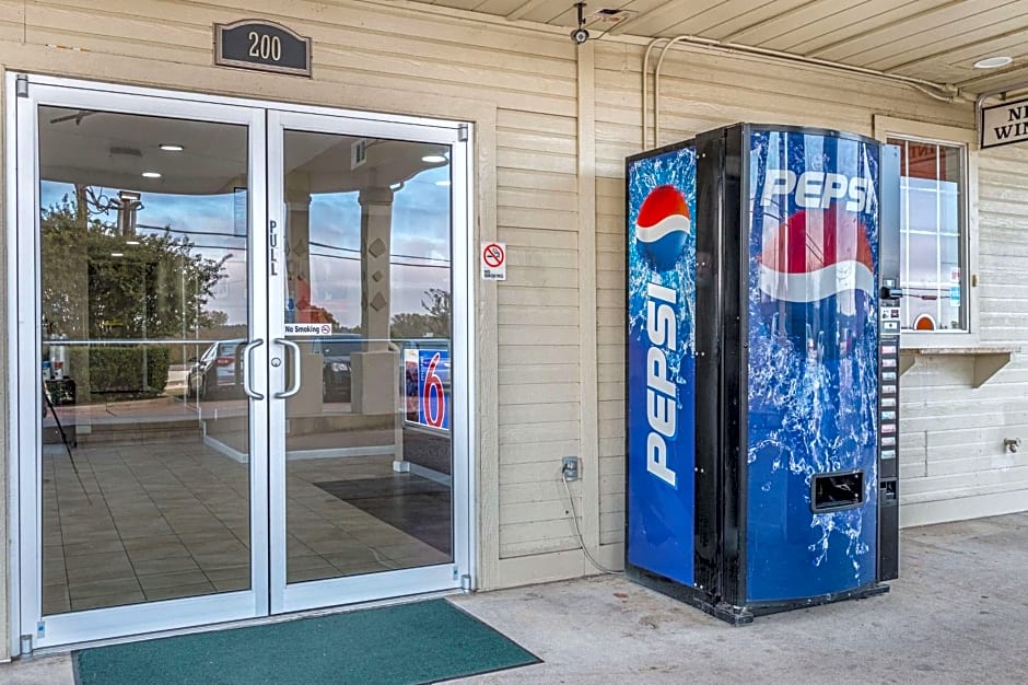 Motel 6-Waxahachie, TX