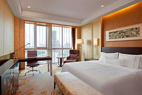 Executive Renewal, Club level, Larger Guest room, 1 King