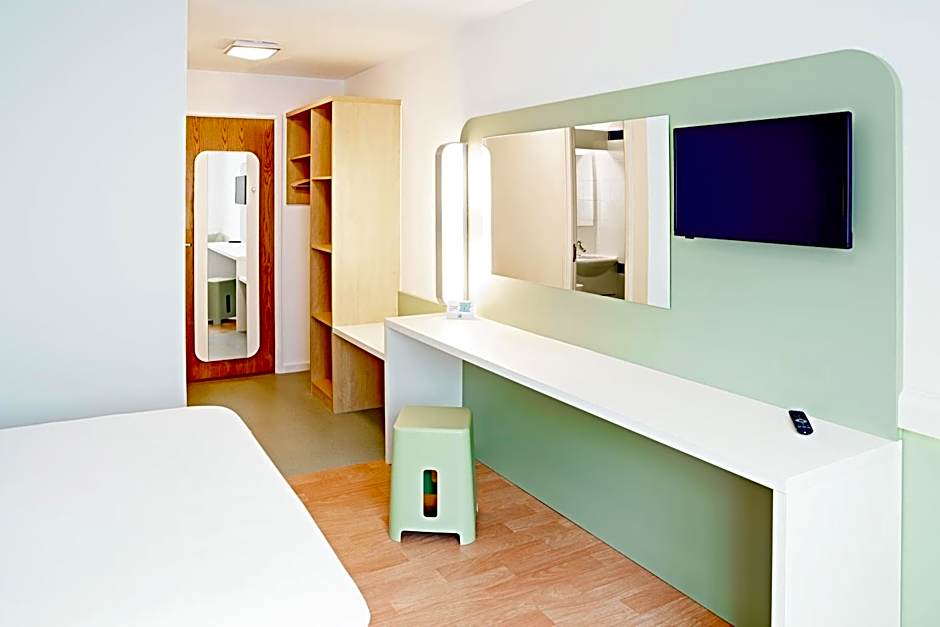 Warrington Motel, J20 M6 Lymm Services