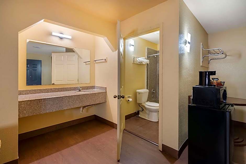 Rodeway Inn & Suites East
