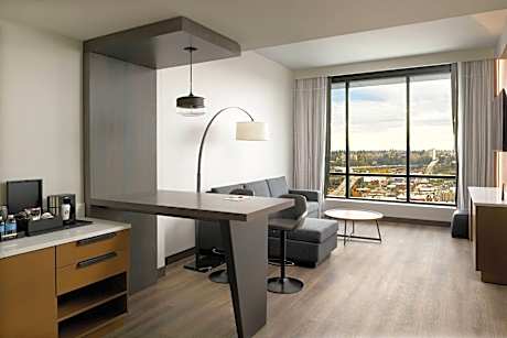 M Club Lounge Access, Junior Suite, 1 King, Skyline View, Top Floor