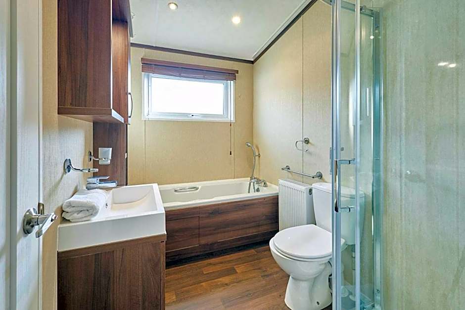 Lakeside Gem with Hot Tub