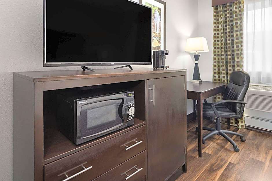La Quinta Inn & Suites by Wyndham Buffalo Airport