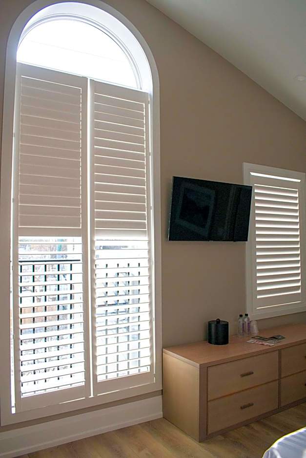 Colonial Hotel & Suites