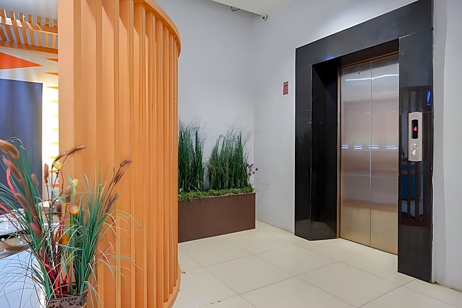 RedDoorz Plus near Hotel Benua Kendari