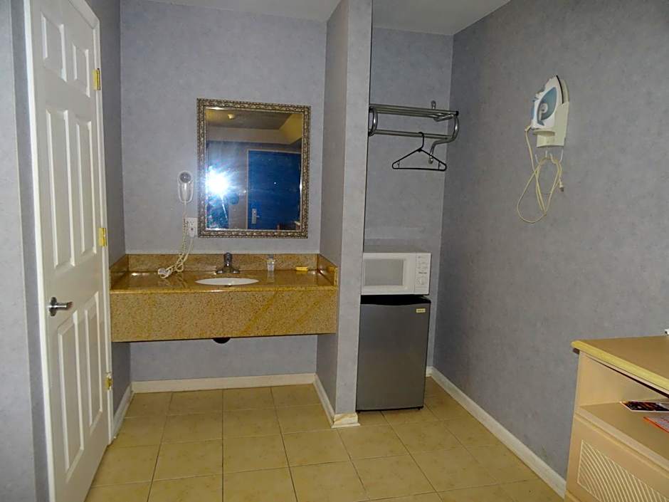 Village Inn & Suites - Smithville