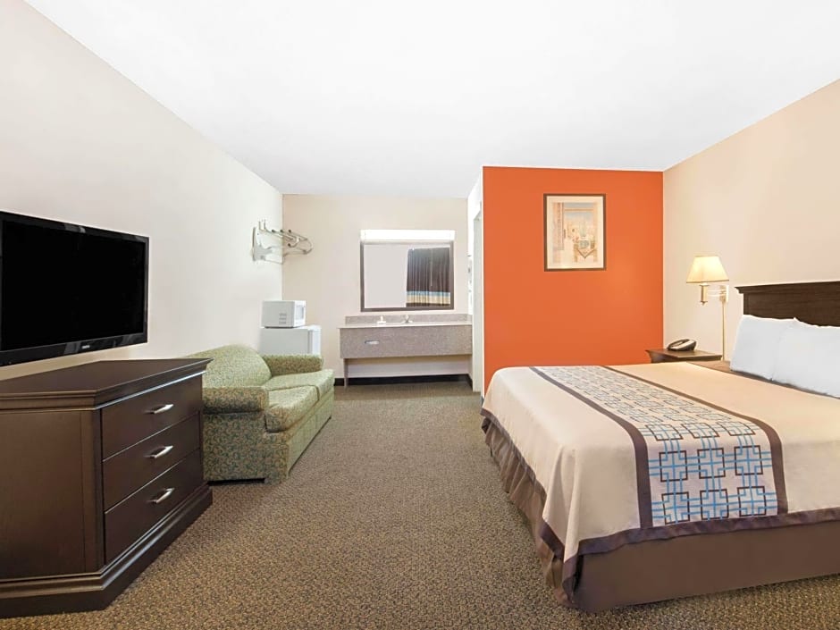 Days Inn by Wyndham Hobbs