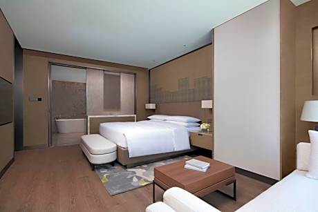 One-Bedroom King Suite with River View - Club Lounge Access