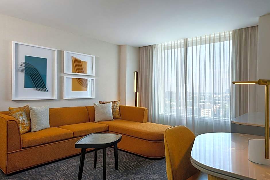 Renaissance by Marriott Schaumburg Convention Center Hotel