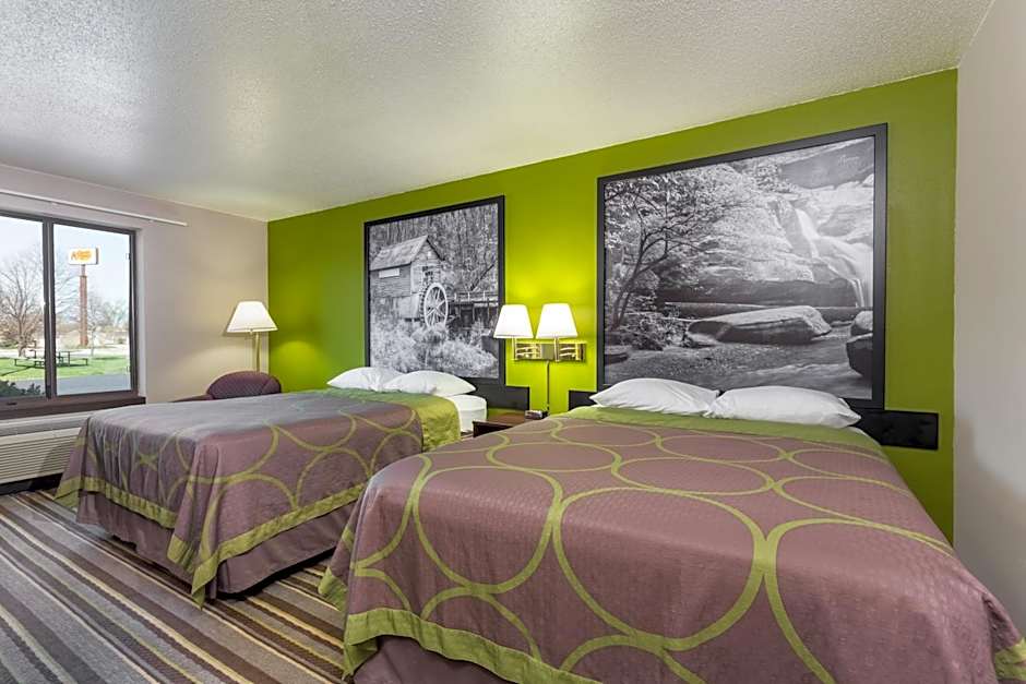 Super 8 by Wyndham Germantown/Milwaukee