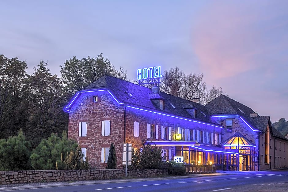 Logis Hôtel Restaurant Les 2 Rives - A75, en bordure de rivière