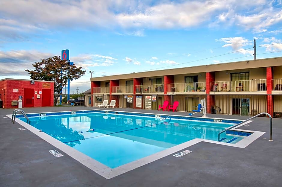 Motel 6-Gainesville, GA