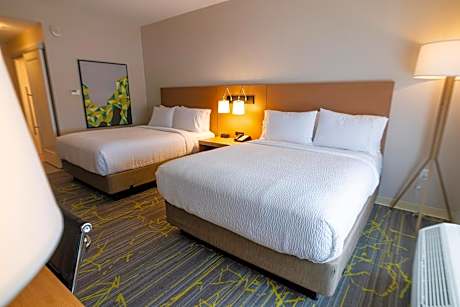 Standard Queen Room with Two Queen Beds and Mobility Accessible Tub