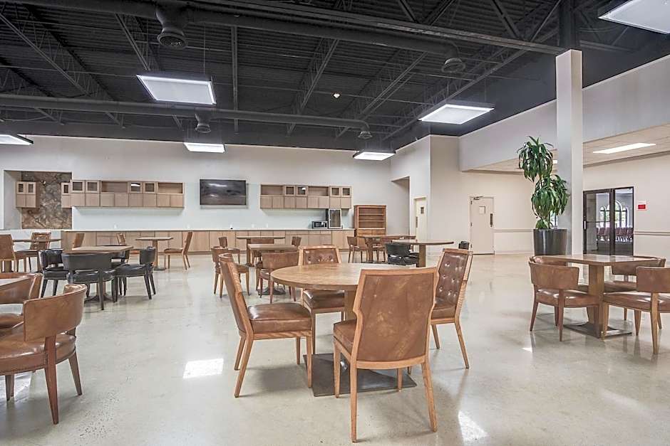 Cottonwood Suites Savannah Hotel & Conference Center