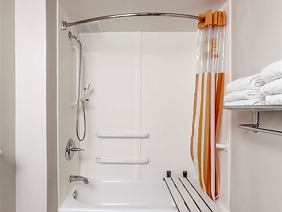 La Quinta Inn & Suites by Wyndham Anaheim Disneyland