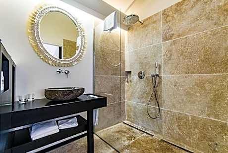 Classic Suite (1 King Bed and 1 Double Sofa Bed)