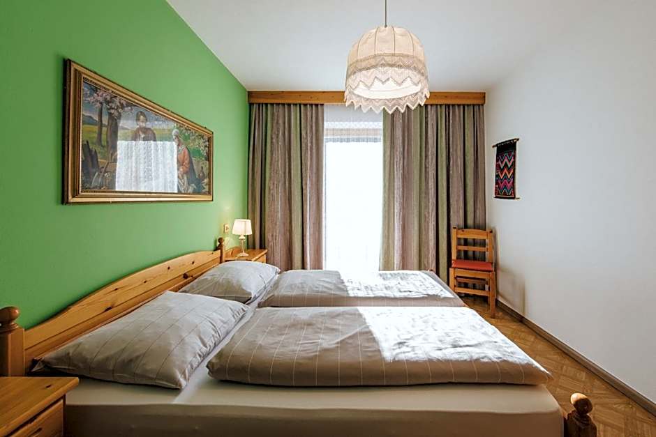 Residence Obermoarhof - Family Apartments with Pool & Playground