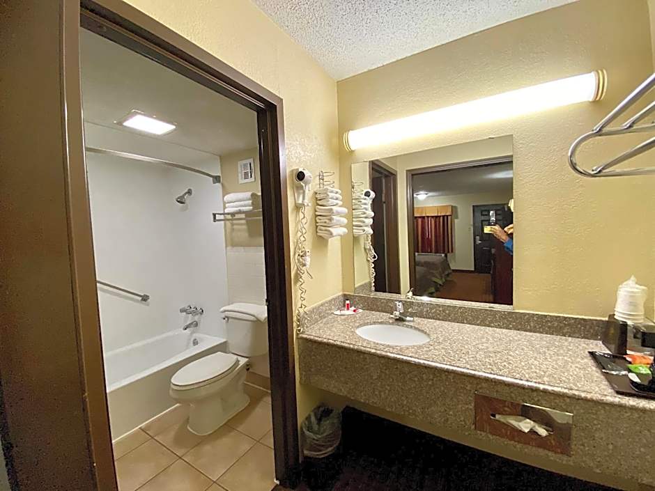 Super 8 by Wyndham Shawnee