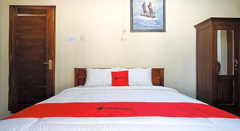 RedDoorz Syariah near Alun Alun Pacitan 2