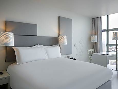 Superior – Ferris Wheel View, upper floors, queen-size bed