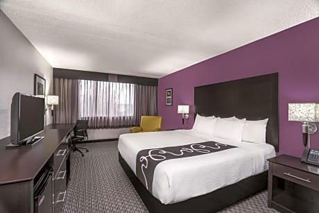 1 King Bed Deluxe Room Non-Smoking