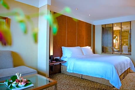 1 King Bed Premium Lounge Access