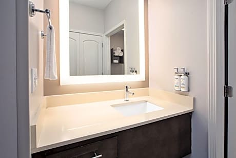 Queen Studio Suite with Bath Tub - Mobility Accessible - Non-Smoking