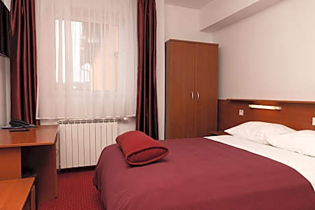 Double Room (1 Adult)