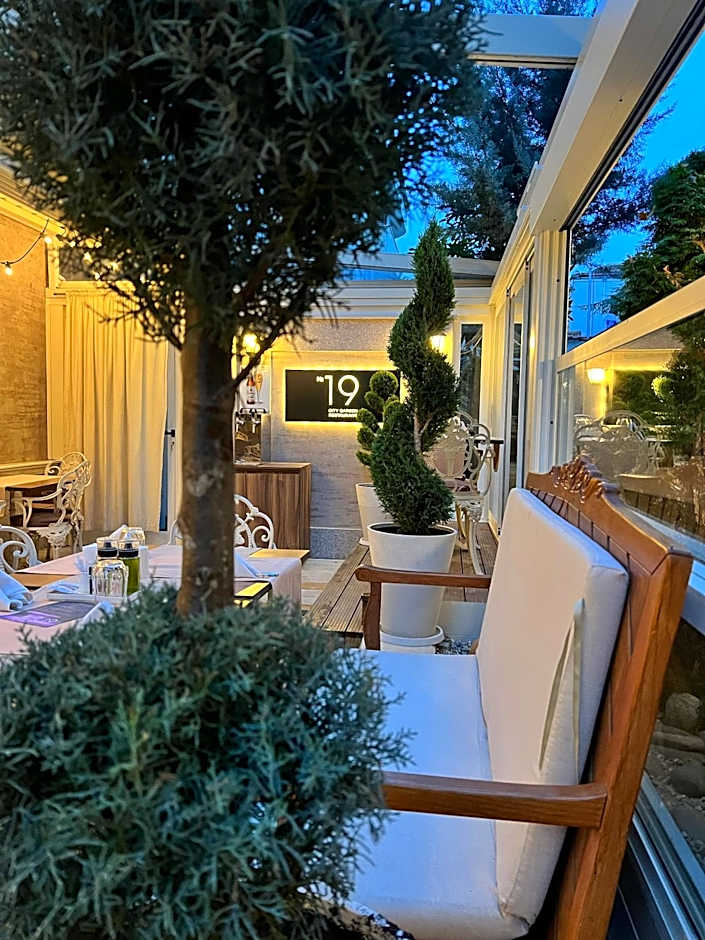 Residence City Garden - Certificate of Excellence Top 10 BEST Five-Stars City Hotels for 2024 awarded by HTIF