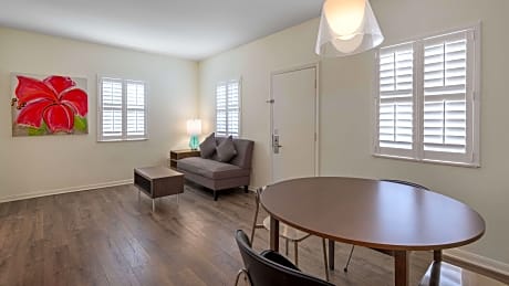 Suite-1 King Bed Non-Smoking Second Floor Separate Living Room Dining Area Couch Full Breakfast