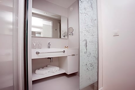 DOUBLE OR TWIN ATRIUM VIEW WITH WINDOW