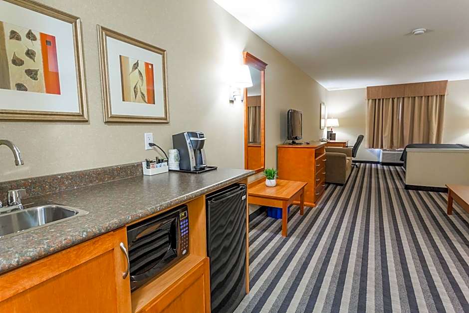 Days Inn & Suites by Wyndham Edmonton Airport