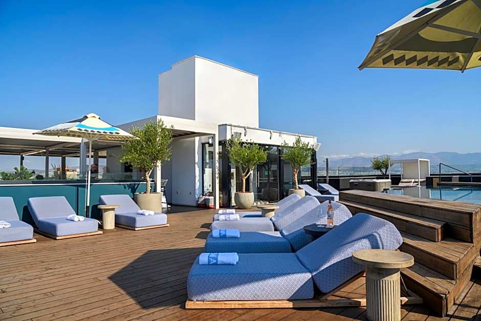 Skylark, Aluma Hotel & Resort