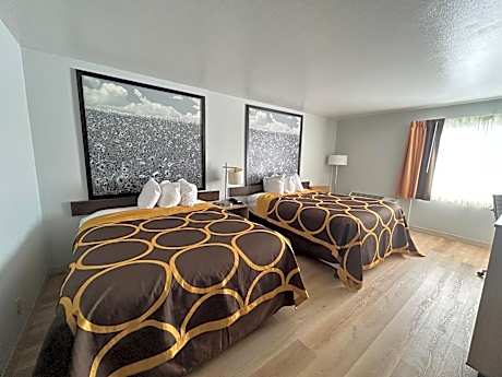 Queen Room with Two Queen Beds - Non-Smoking