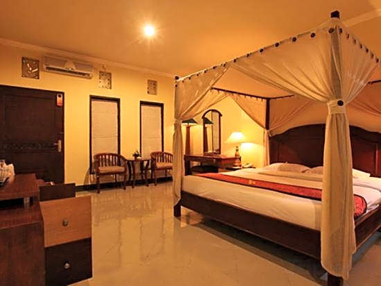 Super OYO Townhouse Oak Maxi Hotel Legian