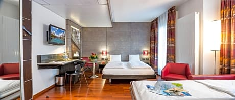 Triple Room - Street Side