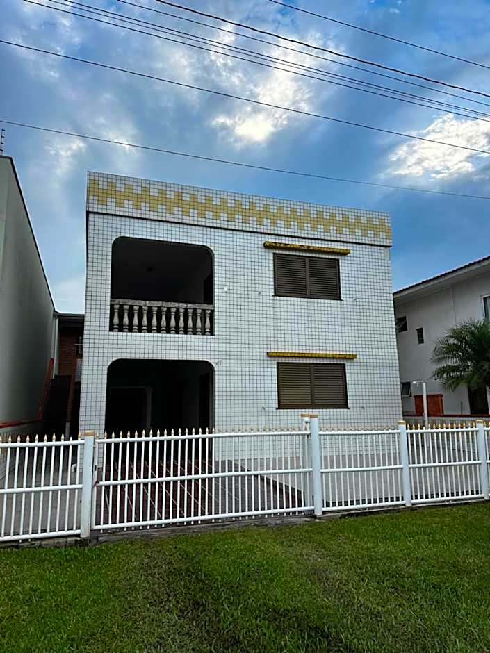 Casa de praia com boa ventilação garagem coberta para 3 carros 50m da praia