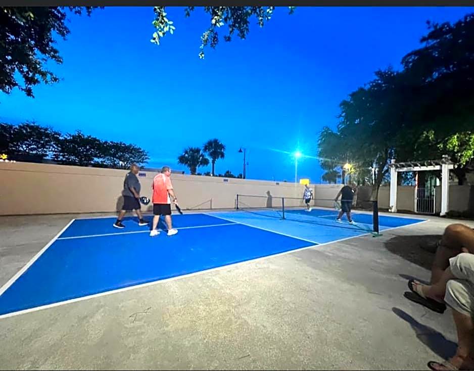 LAKETOWN 5 POOLs STEPS TO BEACH FAMILY FRIENDLY