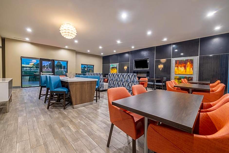 Holiday Inn Express & Suites Kansas City Airport By IHG