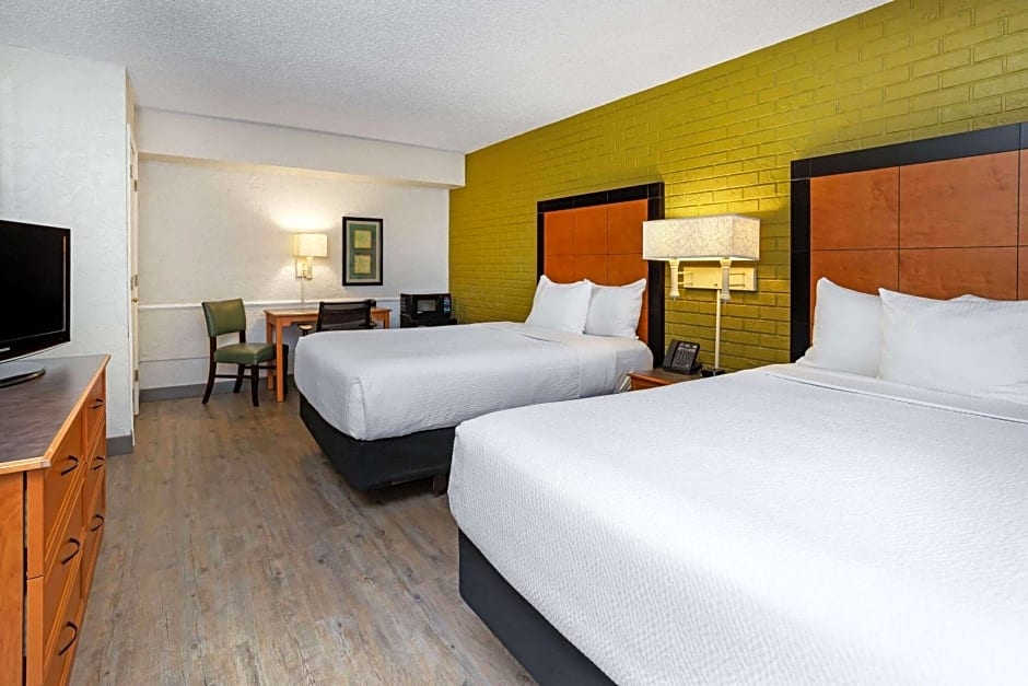 La Quinta Inn & Suites by Wyndham Tampa Bay Airport