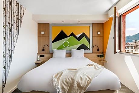 Two Adjacent Double Rooms (non communicating)