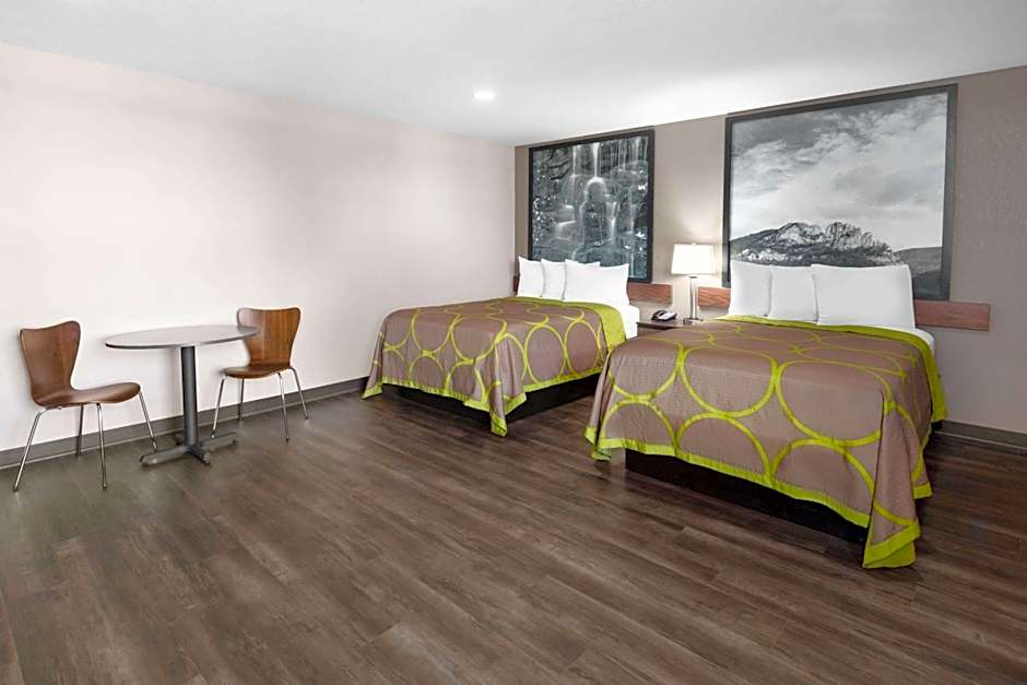 Super 8 by Wyndham Fairmont