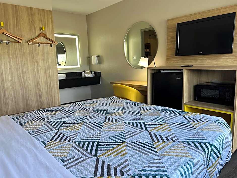 Days Inn by Wyndham Kansas City Northeast